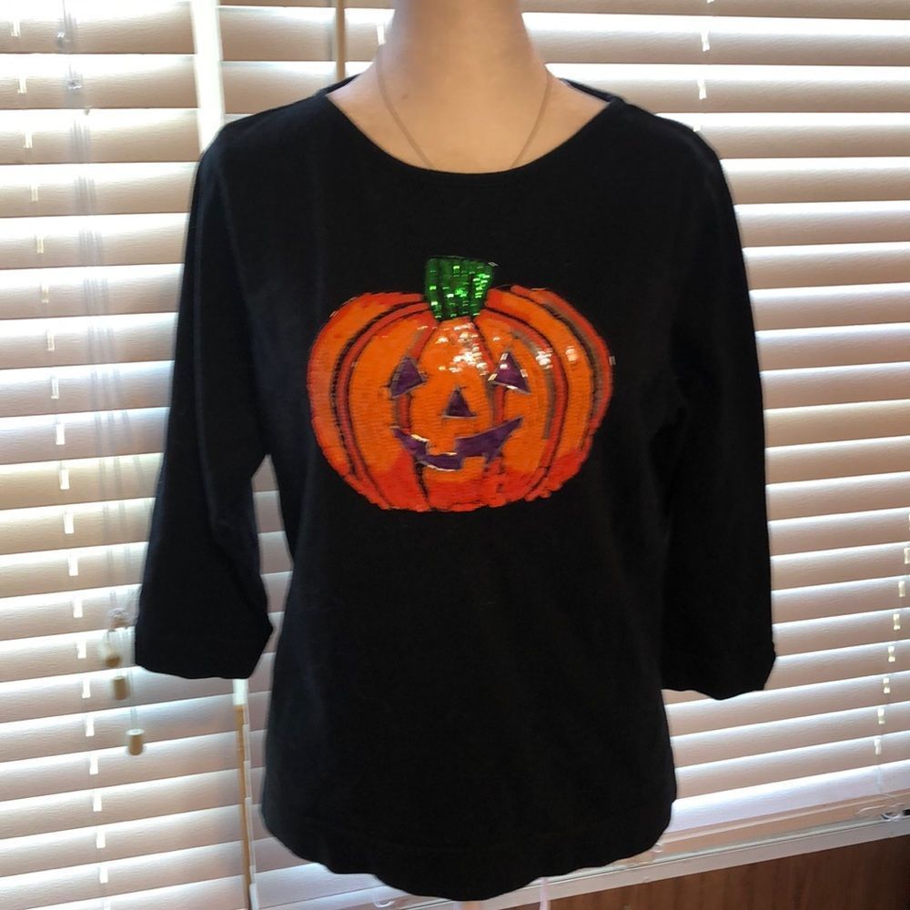 Belle Pointe Halloween pumpkin in orange & black Sequins. Great shape size small